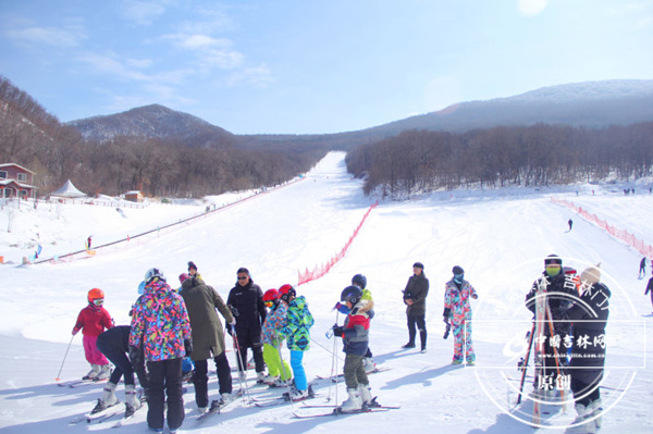 城事  2月23日,自由式滑雪世界冠军程爽来到了吉林市五家山滑雪场,并