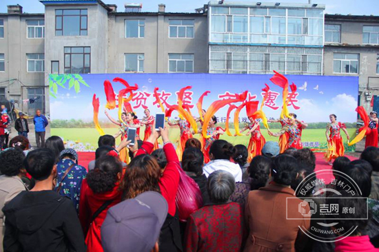 大绥河镇集市正在举行“文化下乡”送演出活动