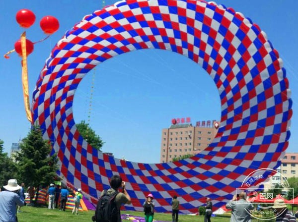 省全民健身风筝展示大会江城开幕 最大“滚地龙”风筝长28米