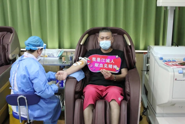 撸起袖子让爱传递——吉林市统一战线组织开展无偿献血志愿活动