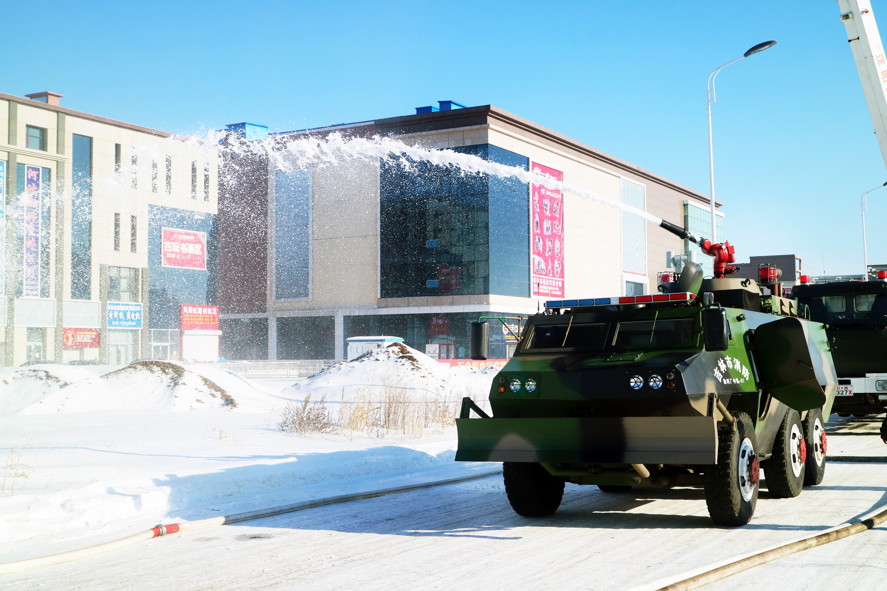 消防装甲车,高喷水炮车冬练三九