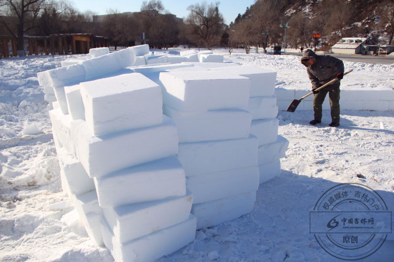 北山公園內有人要用300塊雪磚建造一座雪房子