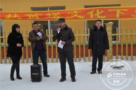 桦皮厂镇镇长王帅程同志带领班子成员特意慰问了孤寡老人李德林夫妇