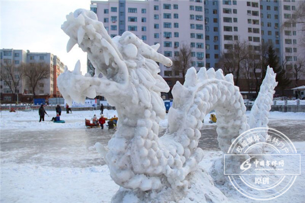 落马湖上一条冰雕巨龙已完工 栩栩如生 仰天长啸