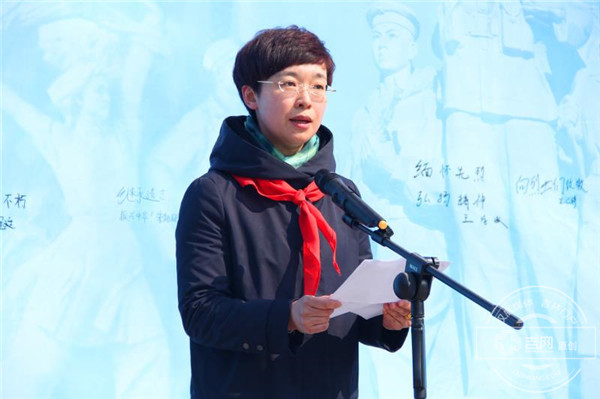 首页 吉林站 城事  市文明办主任王媛在现场发表讲话,她指出:一是要