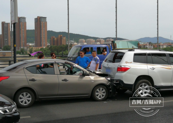 江灣大橋一輛小轎車撞上白色suv 導致嚴重堵車