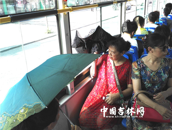 33℃高温 公交车内还要打伞_副本.jpg
