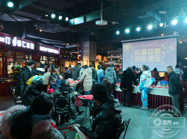 乐活里.香港老街里进行的“翰墨迎春，新春送墨宝活动吸引众多市民驻足观看