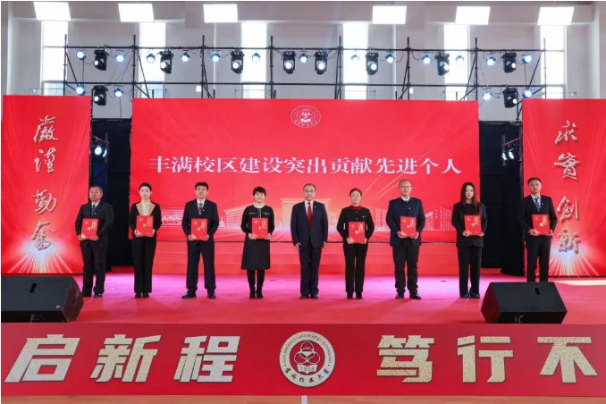 校长艾学忠为获奖个人颁发荣誉证书.png 校长艾学忠为获奖个人颁发荣誉证书.png