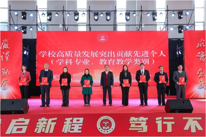 原校长曲永印为获奖个人颁发荣誉证书.png 原校长曲永印为获奖个人颁发荣誉证书.png