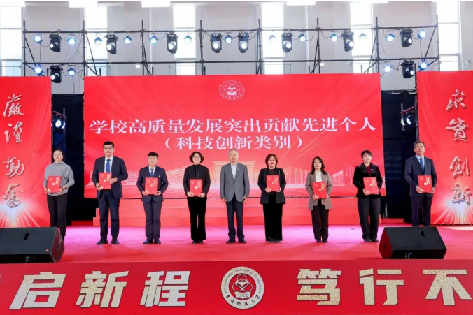 原校长庄志军为获奖个人颁发荣誉证书.png 原校长庄志军为获奖个人颁发荣誉证书.png